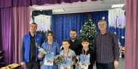 Помощники Деда Мороза: Депутаты «Единой России» поздравляют детей с Новым годом - Единая Россия