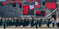 Дети и военные посадили деревья во дворе школы в Чите - ChitaMedia