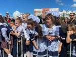 На площади Ленина для первоклассников Читы состоялся праздник «Первоклассное Забайкалье – 2025: Путешествие в Изумрудный город знаний!»