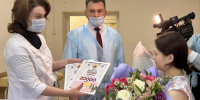 Инна Щеглова и Евгений Ярилов поздравили одну из первых новорождённых в Чите - ChitaMedia