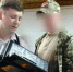 Артист Забайкальского драмтеатра на Донбассе подарил солдату-музыканту свою гармонь - Байкал24